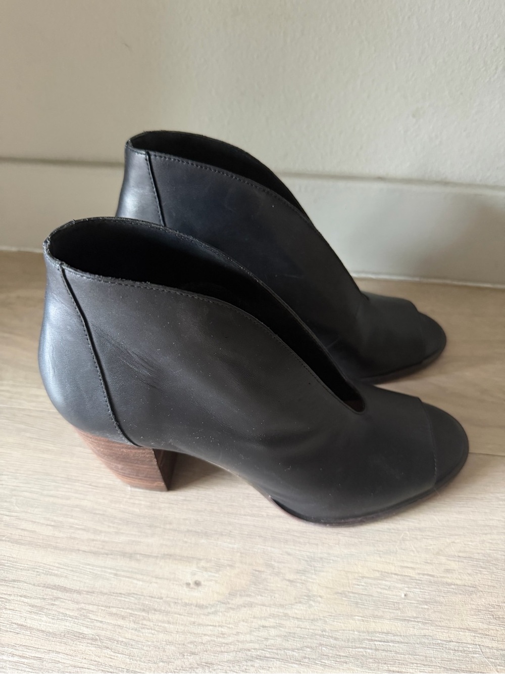 Lucky Brand Black Leather V-Cut Peep-Toe Ankle Booties 8.5